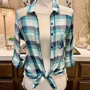 Women’s Plaid Button-up